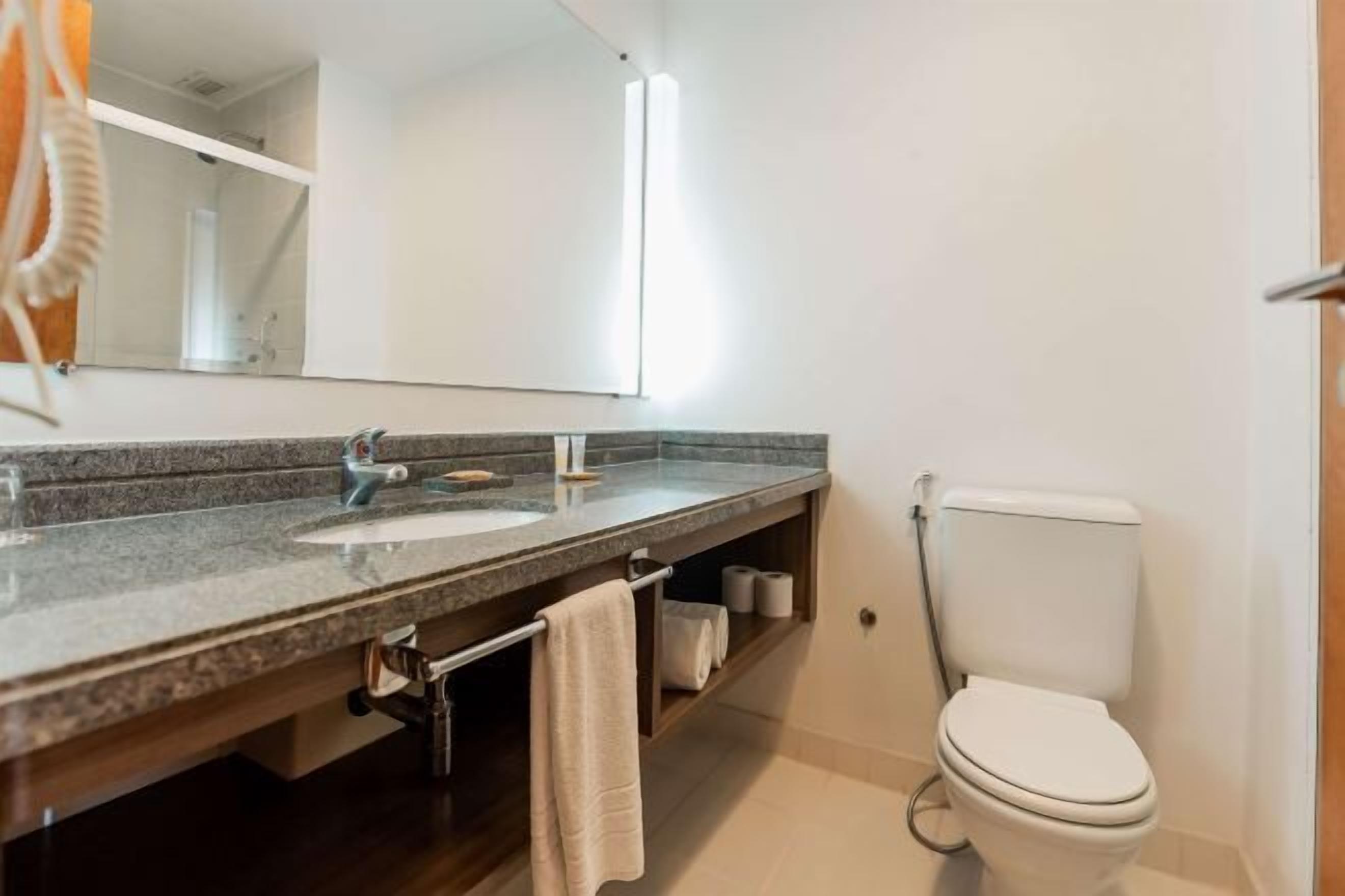 Douche, douche à « effet pluie », articles de toilette gratuits