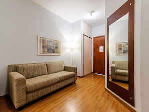 Minibar, caja de seguridad en la habitación y escritorio