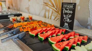 Café da manhã com buffet todos os dias mediante uma taxa