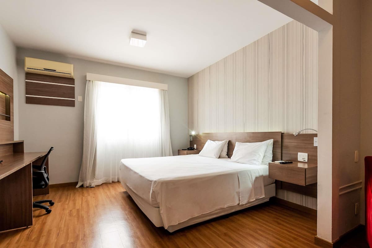 Minibar, coffres-forts dans les chambres, bureau, rideaux occultants