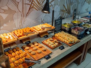 Un bufé con una variedad de productos horneados y pasteles.