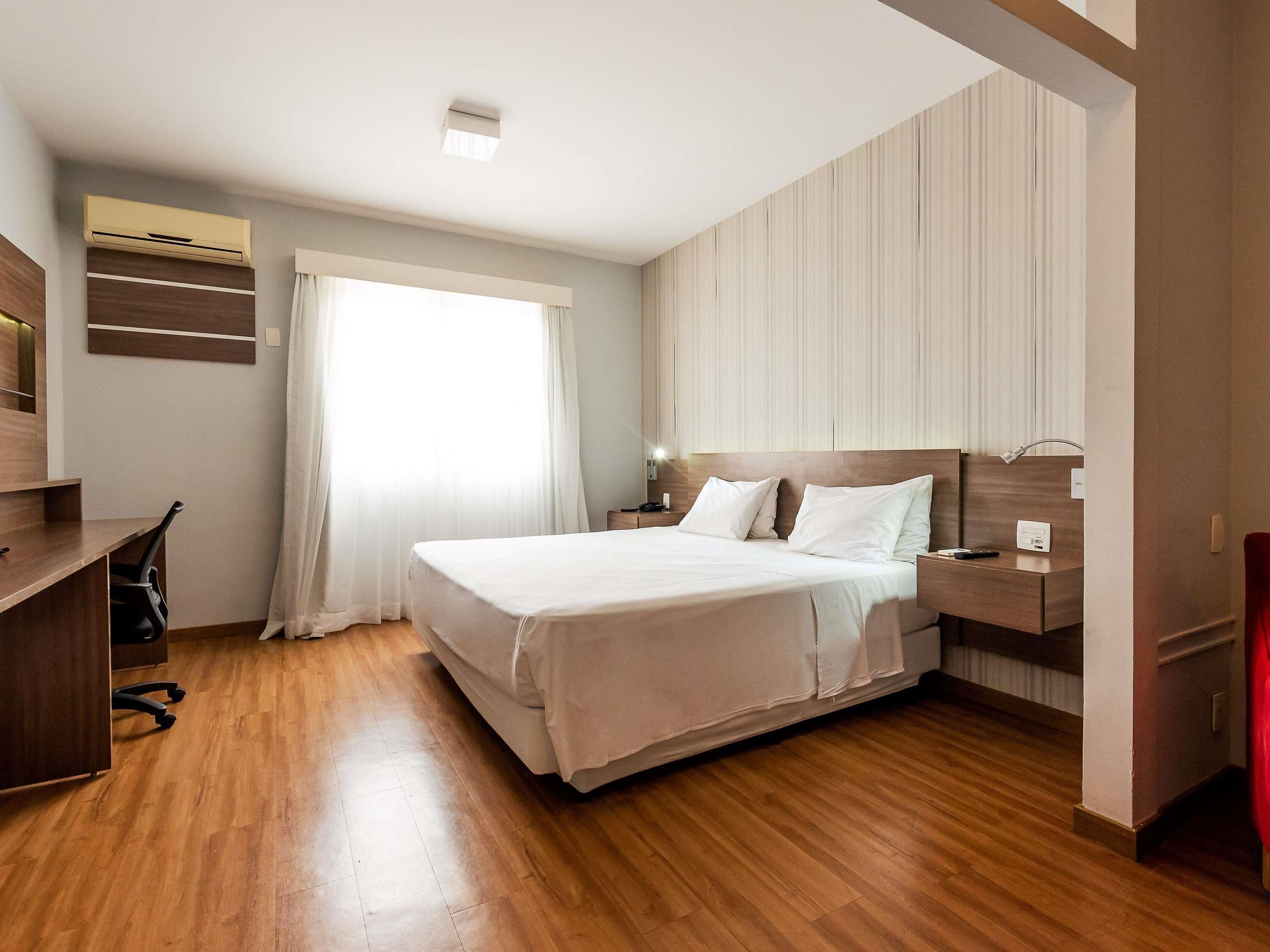 Departamento superior, 1 cama King size | Minibar, caja de seguridad en la habitación y escritorio 