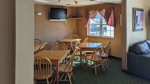 Breakfast area - St Clair Inn and Suites (St. Clairsville)