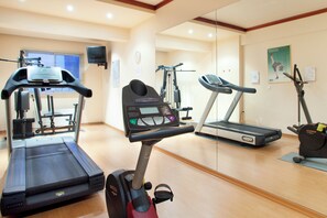 A gym with various exercise equipment including treadmills, an elliptical, and a stationary bike. - Holiday Inn Thessaloniki by IHG (Thessaloniki)