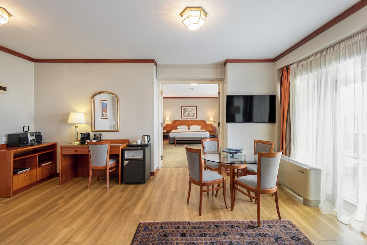 Minibar, in-room safe, desk, laptop workspace