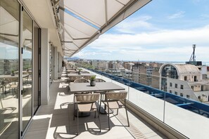 2 restaurantes, se sirven desayunos, comidas y cocina internacional