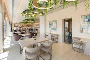 2 restaurantes, se sirven desayunos, comidas y cocina internacional