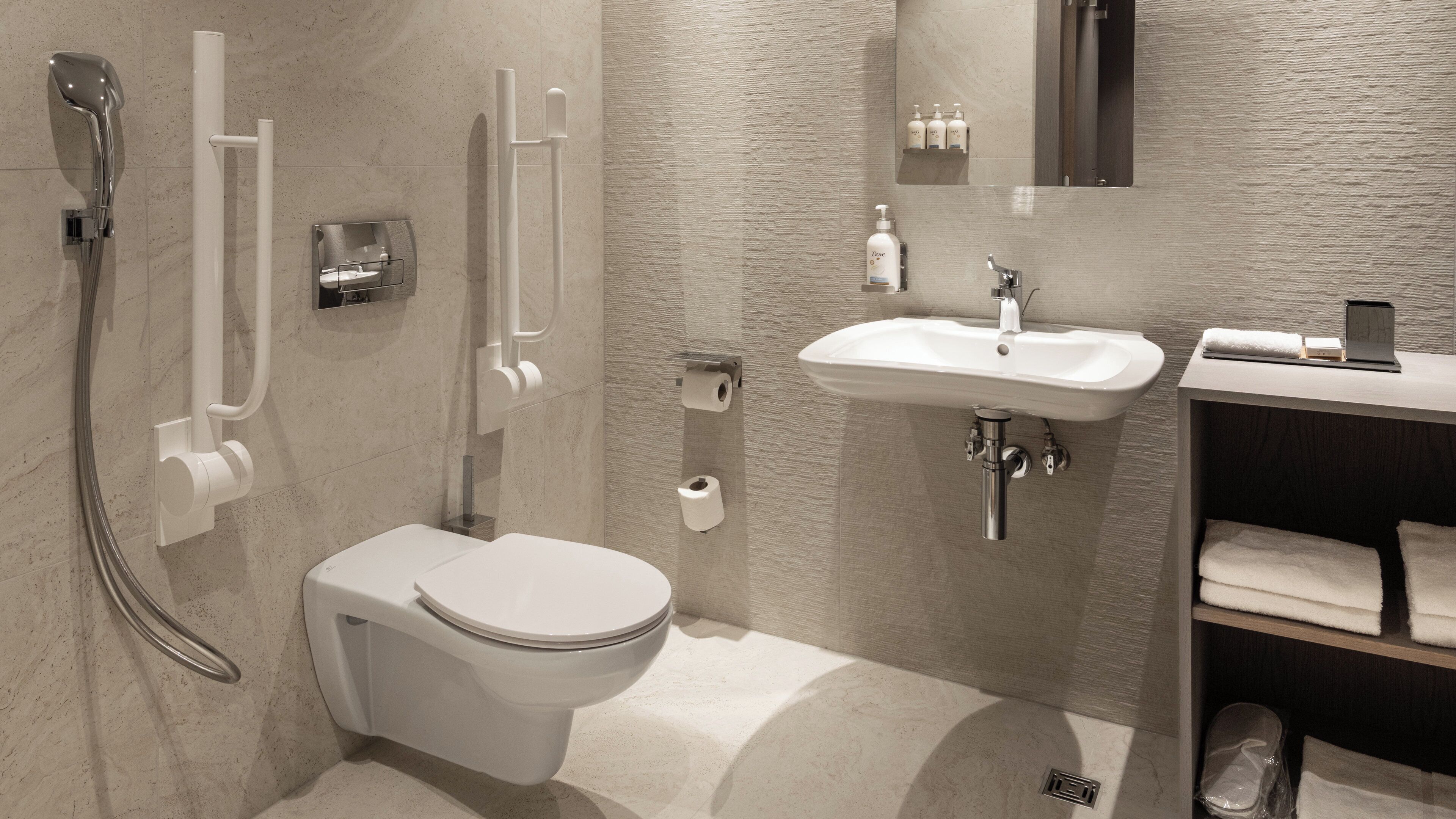 Un baño moderno con inodoro, bidé y lavamanos.