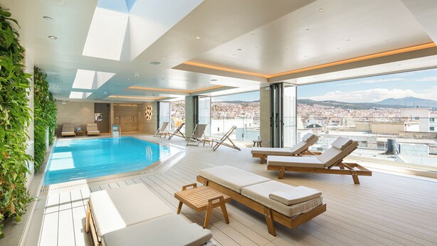 A rooftop pool area with lounge chairs and a view of the city. - Holiday Inn Thessaloniki by IHG (Thessaloniki)