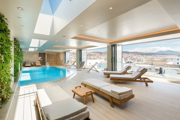 Indoor pool, sun loungers