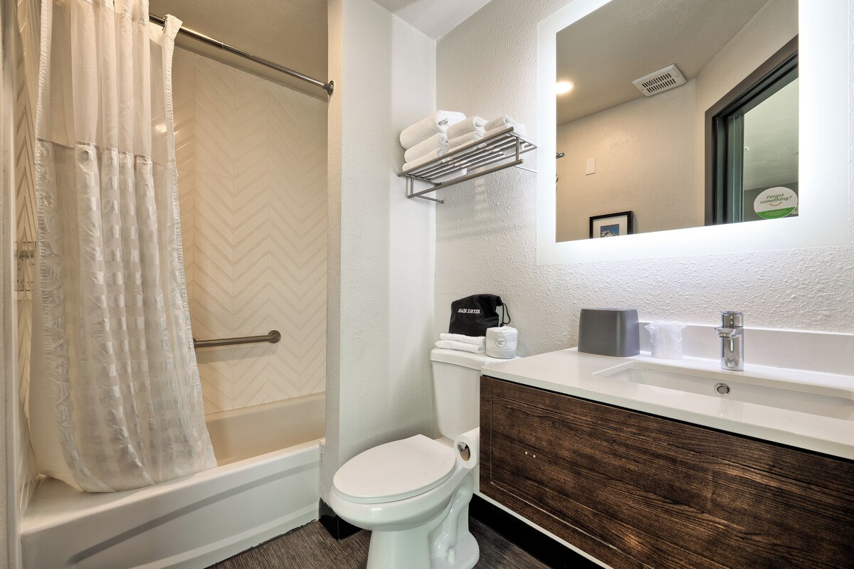 Standard Room, 1 Queen Bed | Egyptian cotton sheets, premium bedding, pillowtop beds, in-room safe