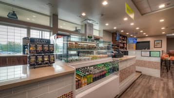 2 restaurantes; se sirve desayuno, almuerzo y cena; cocina americana