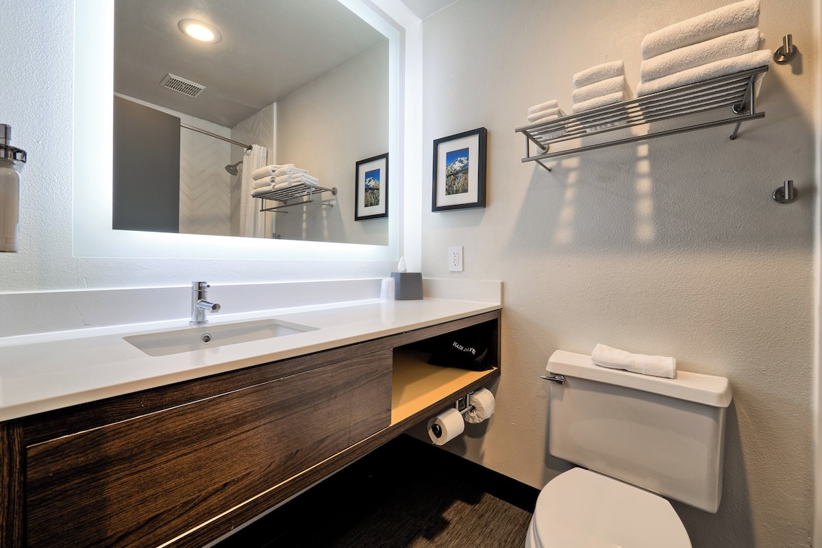 Combined shower/tub, designer toiletries, hair dryer, towels