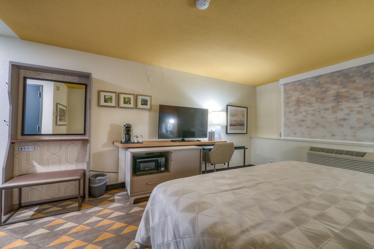 Egyptian cotton sheets, premium bedding, pillow-top beds, in-room safe