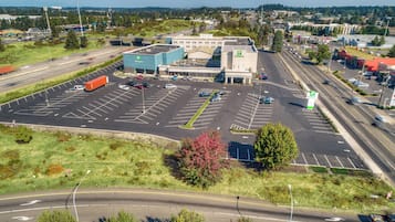Un hôtel Holiday Inn doté d’un grand parking, de plusieurs voies de circulation et entouré de verdure.