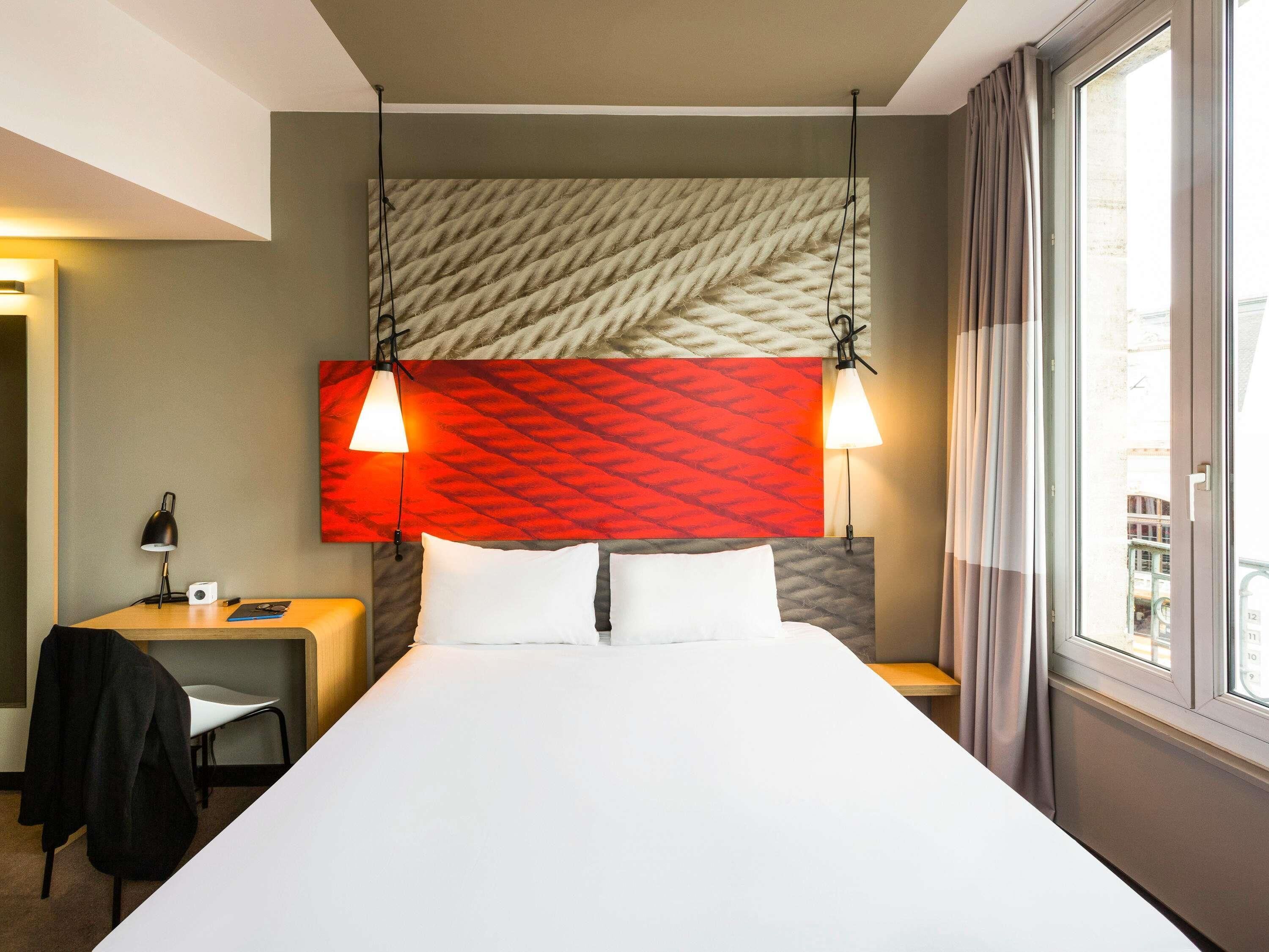 Seprai premium, bantalan ekstra lembut, dan meja kerja