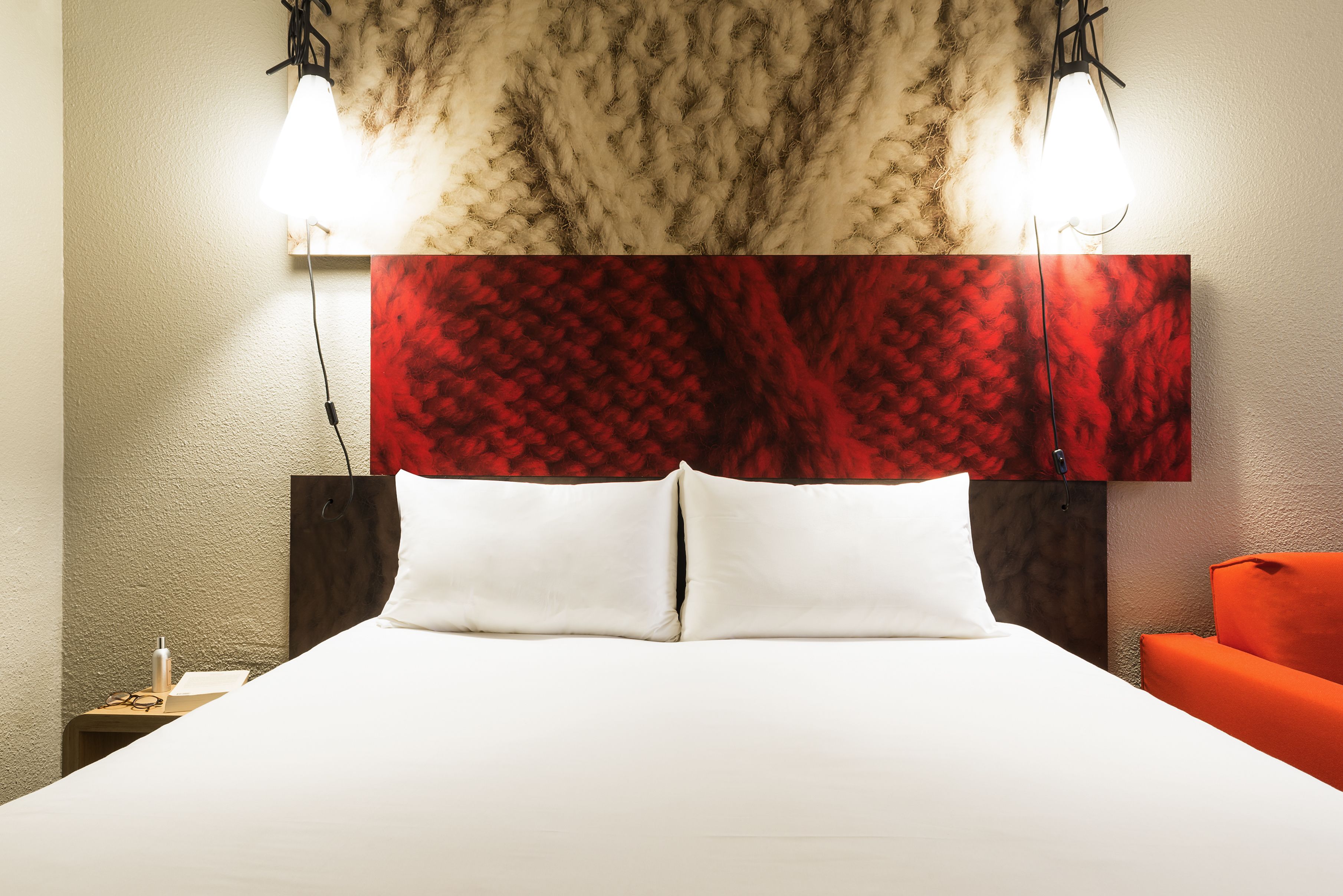 Literie de qualité supérieure, surmatelas, bureau