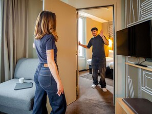 Ropa de cama de alta calidad, camas con pillow-top y escritorio 