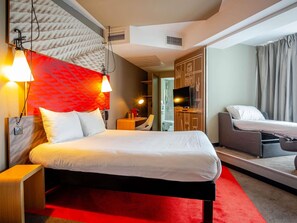 Chambre supérieure, 1 lit double et 1 canapé-lit (1 place) | Literie de qualité, lit avec matelas à plateau-coussin, bureau