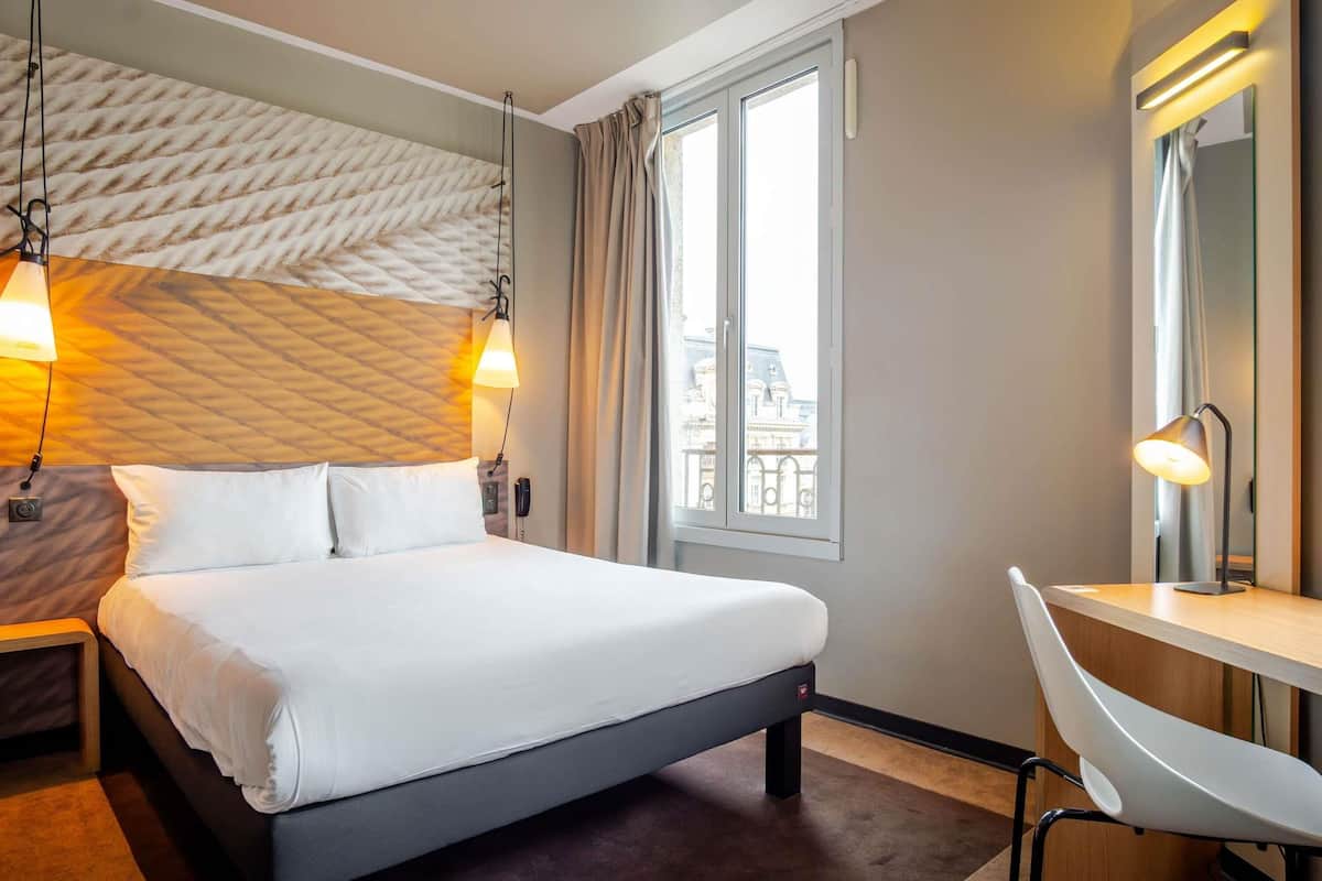 Luxe beddengoed, pillowtop-bedden, een bureau, een laptopwerkplek