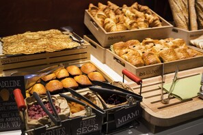 Desayuno buffet (EUR 13.9 por persona) 