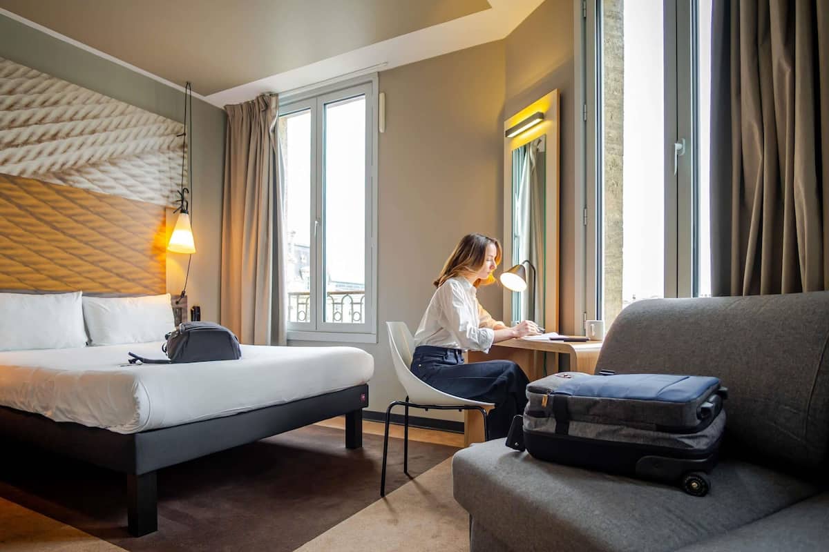 Chambre supérieure, 2 lits doubles | Literie de qualité, lit avec matelas à plateau-coussin, bureau