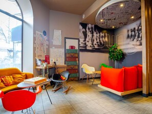Ein modernes Interieur mit einer Sitzecke, einer Karte an der Wand und einer Gitarre.