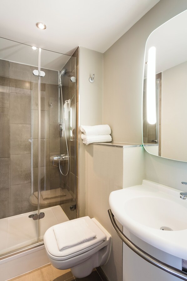 Regadera, amenidades de baño ecológicas, secadora de cabello, toallas 