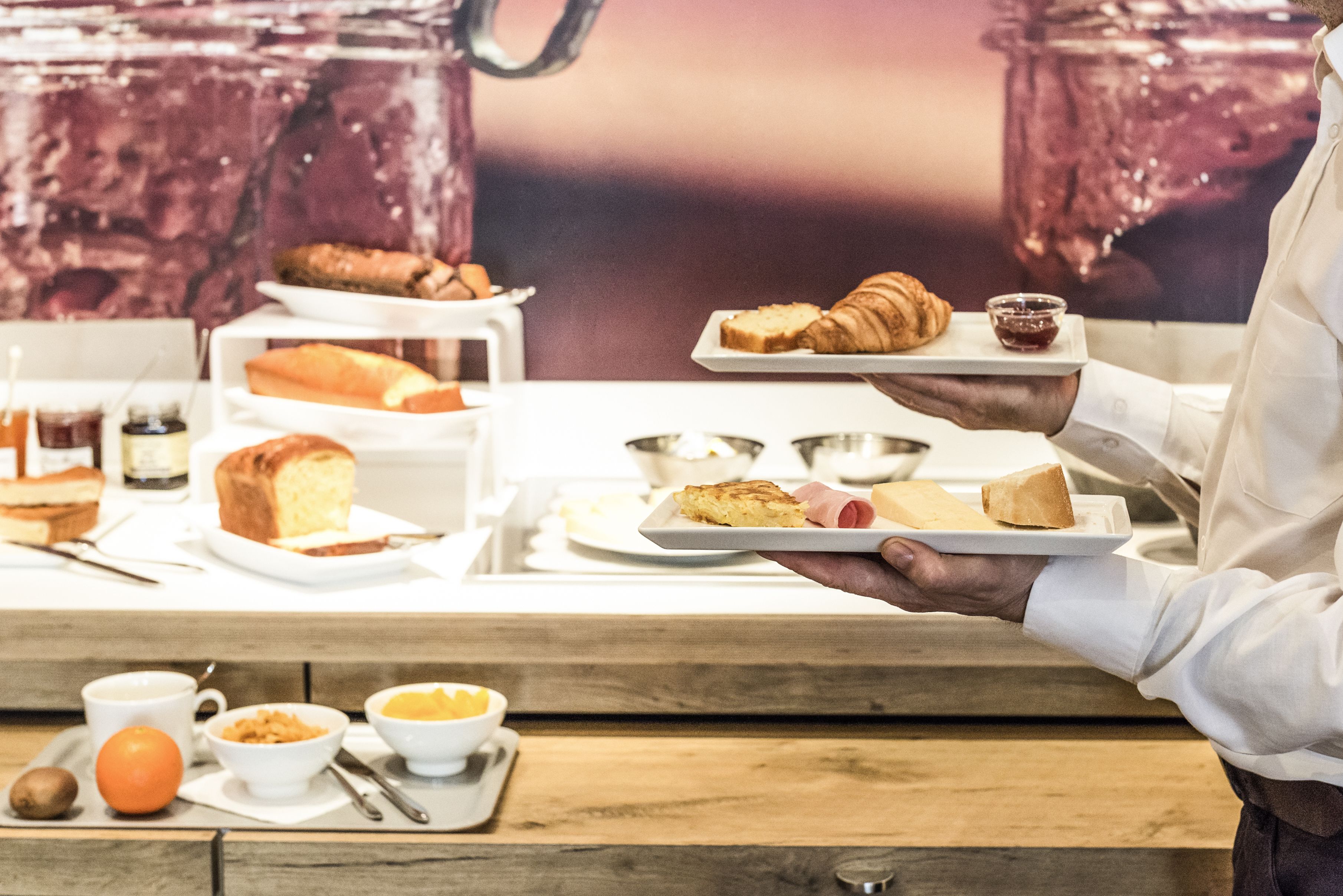 Petit déjeuner buffet (14 EUR par personne)