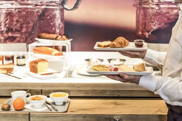 Tägliches Frühstücksbuffet (14 EUR pro Person)