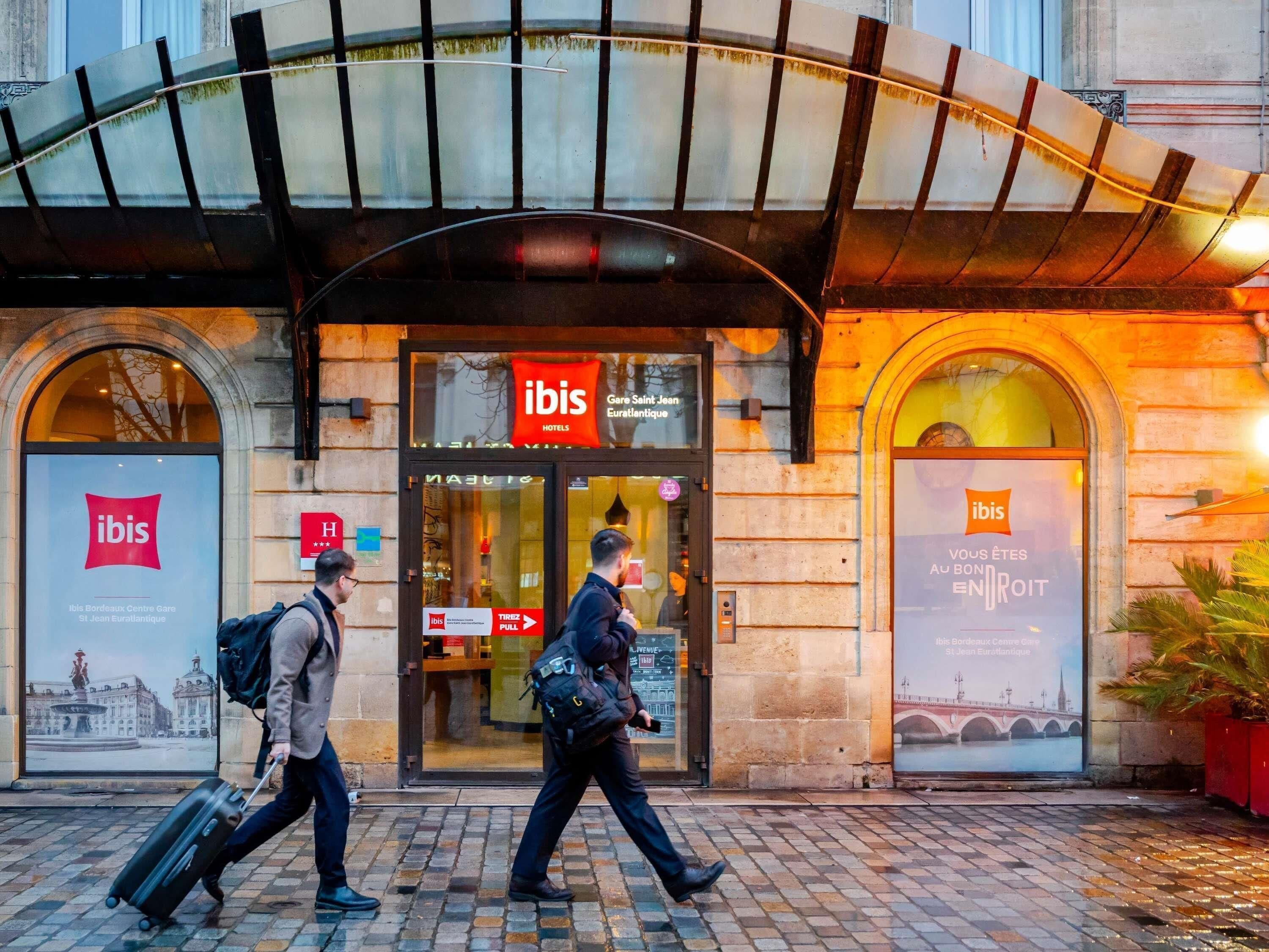 A hotel entrance with a sign for 'ibis Bordeaux Centre Care St Jean Eurotique.'