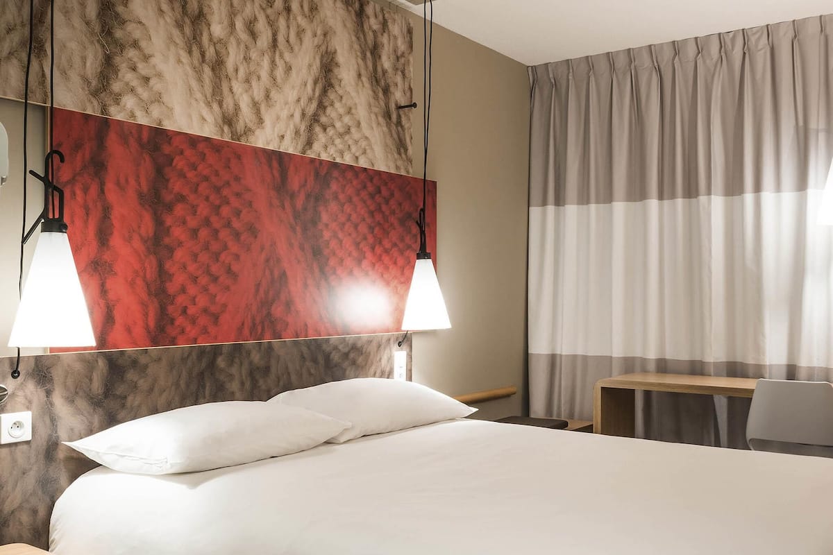 高級客房, 1 張標準雙人床和 1 張沙發床 (1 place) | 高級寢具、舒適加層、書桌、筆電工作空間