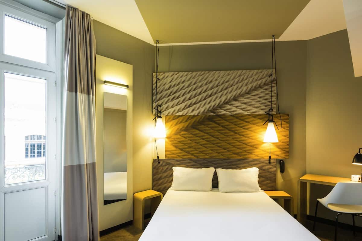 Rom – standard, 1 dobbeltseng | Sengetøy av topp kvalitet, senger med overmadrass og skrivebord