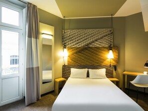 Standardrum - 1 dubbelsäng | Sängtillbehör av högsta kvalitet, bäddmadrasser och skrivbord