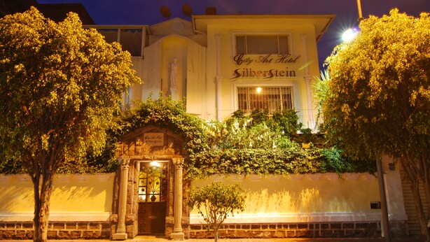 Front of property - evening/night - City Art Hotel Silberstein (Quito)