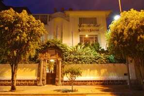 Fassade der Unterkunft – Abend/Nacht