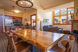 In-room dining - The Village at Palisades Tahoe (Olympic Valley)