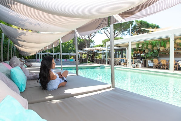Outdoor pool, pool loungers