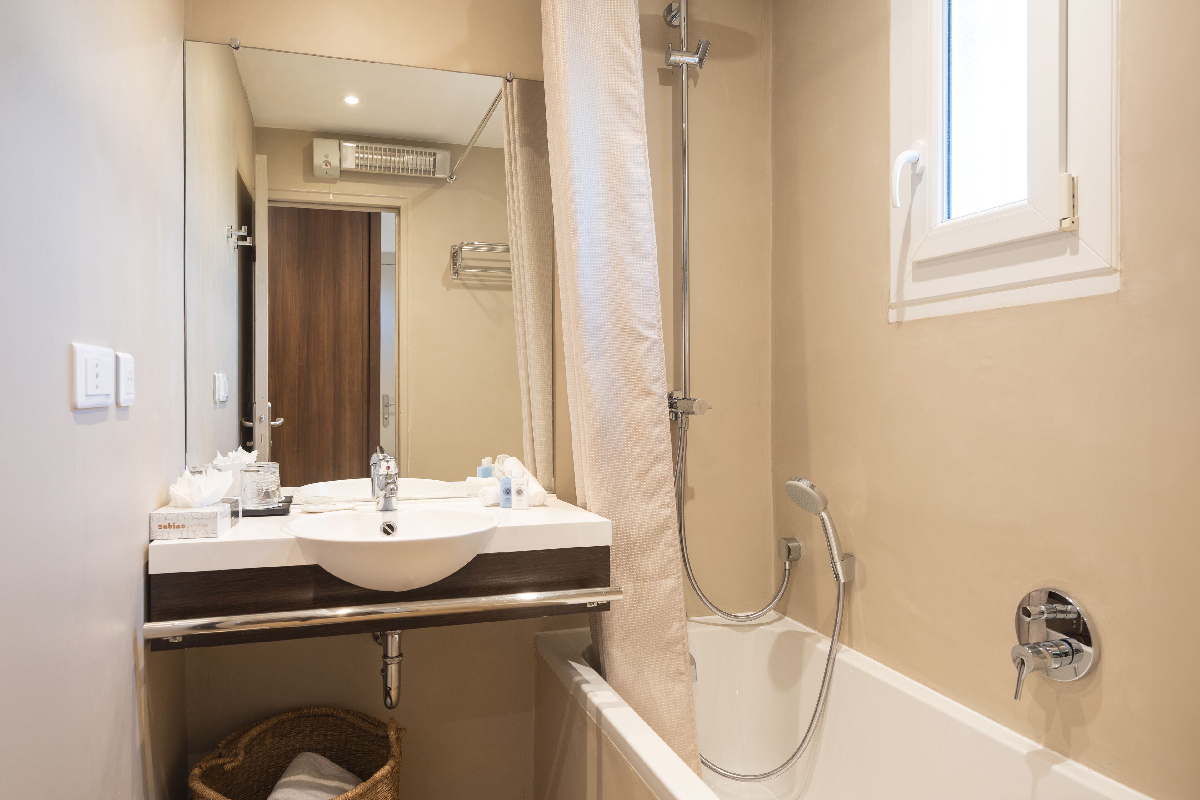 Un baño con lavabo, espejo, ducha y bañera.