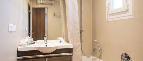 Un baño con lavabo, espejo, ducha y bañera.