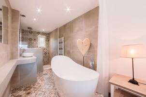 Bañera, secador de pelo, batas, pantuflas