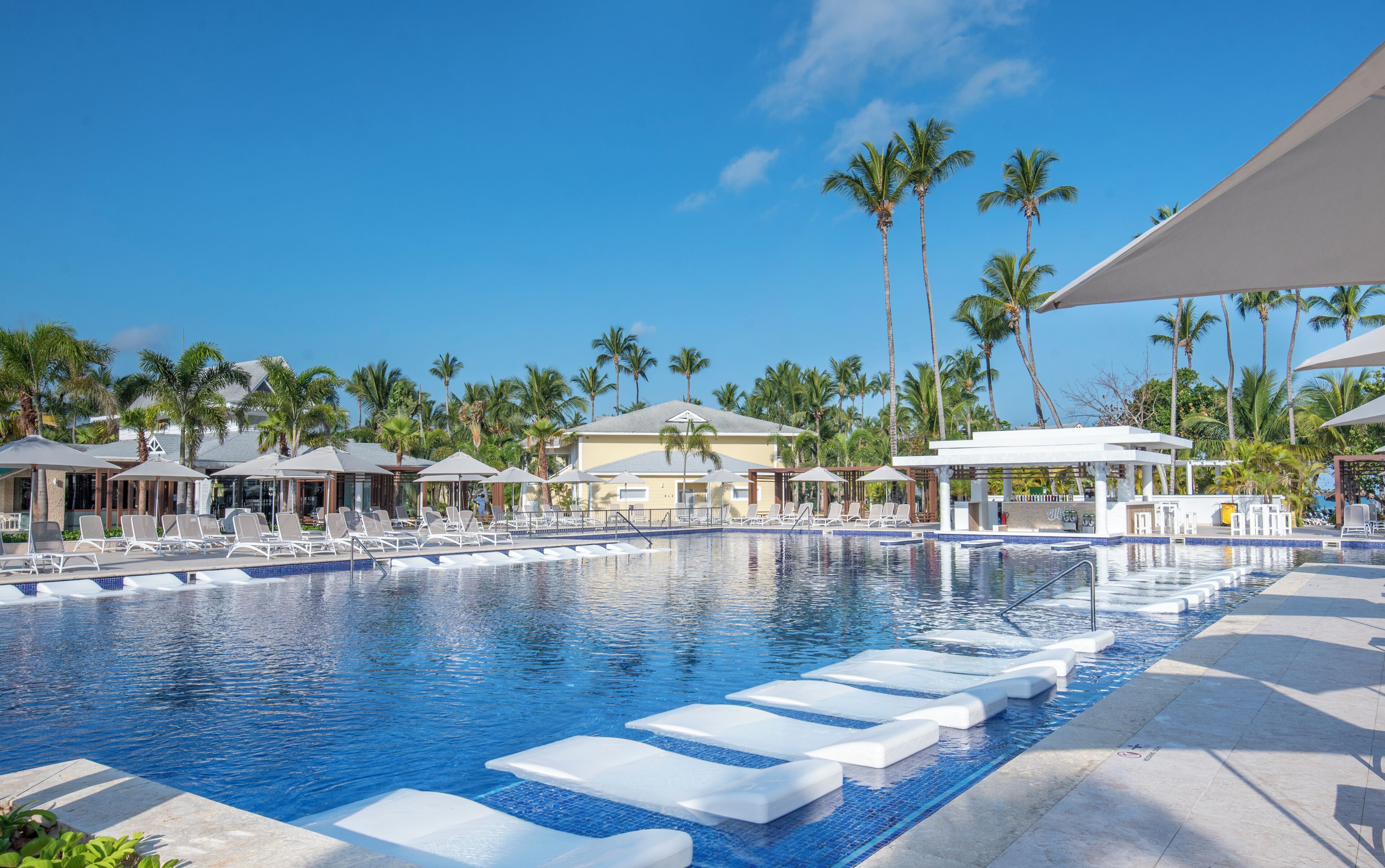 2 outdoor pools, pool umbrellas, pool loungers