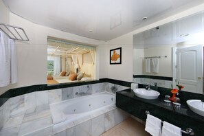 Separate bathtub and shower, jetted bath, free toiletries, hair dryer - Bahia Principe Explore El Portillo - All Inclusive (Las Terrenas)