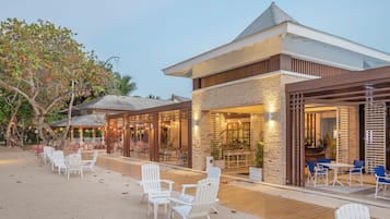 7 restaurants; breakfast, lunch, and dinner served