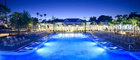 2 piscine all'aperto, ombrelloni da piscina, lettini