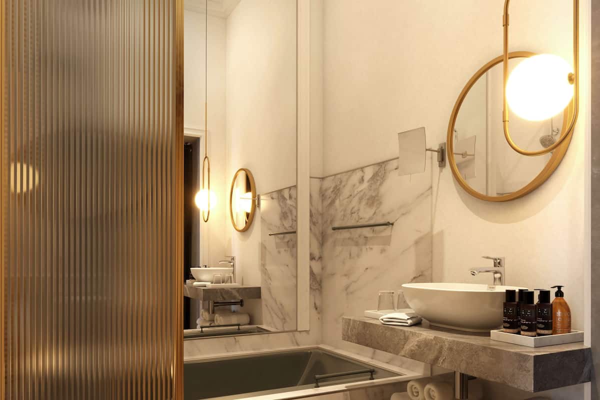 Kombinasi shower/bathtub dan perlengkapan mandi gratis