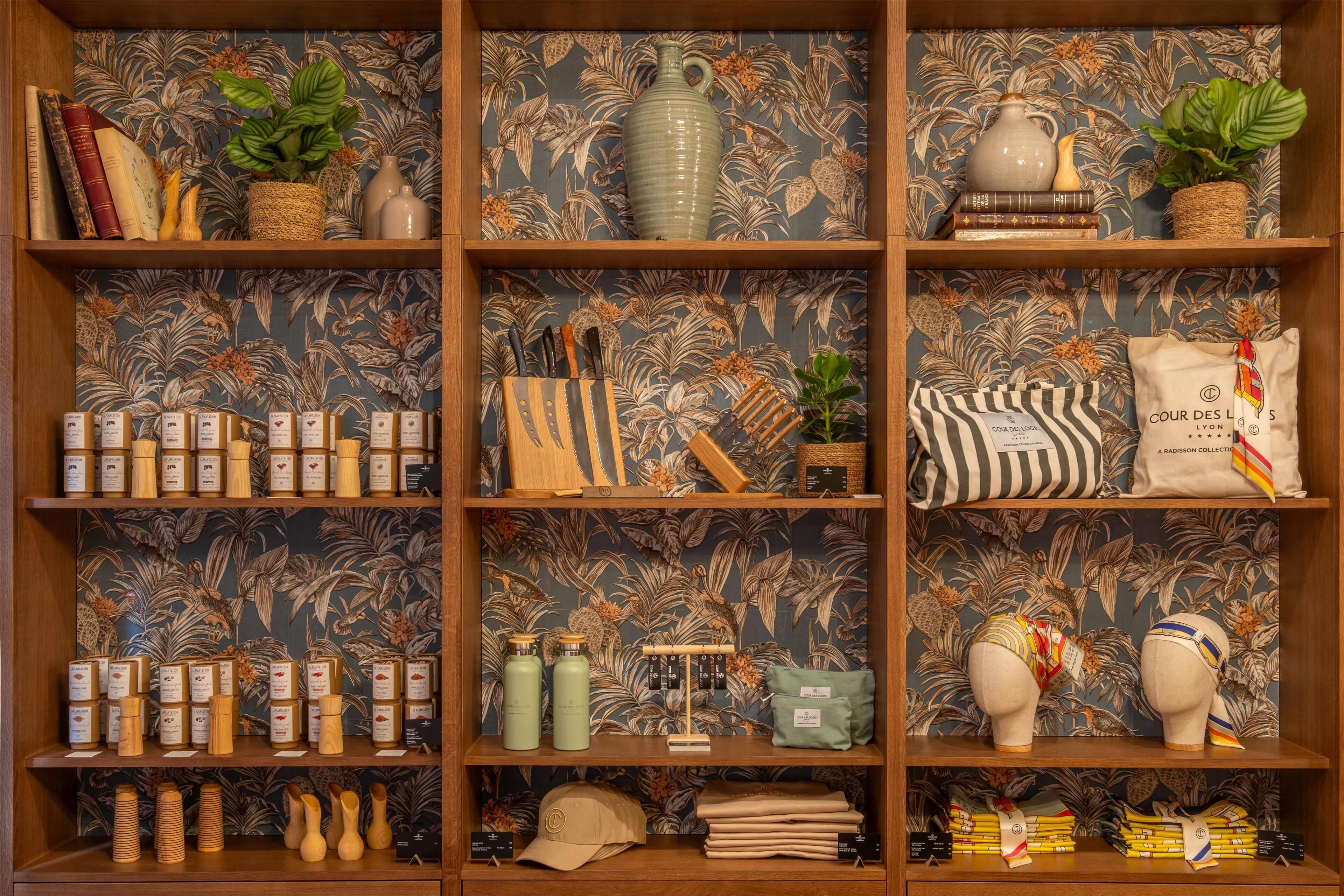 Une étagère en bois sur laquelle sont disposés divers objets, notamment des livres, des vases et des objets décoratifs.