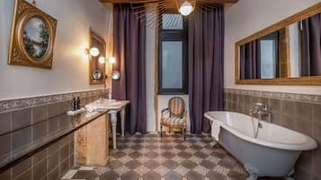 Suite (Collection) | Bad | Kombinert dusj/badekar, toalettartikler (inkludert) og hårføner