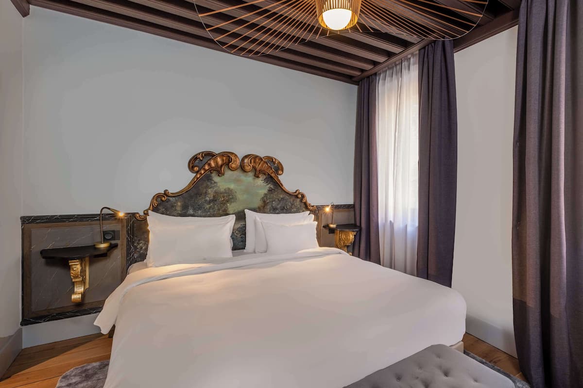 Seprai premium, selimut bulu angsa, minibar, dan brankas