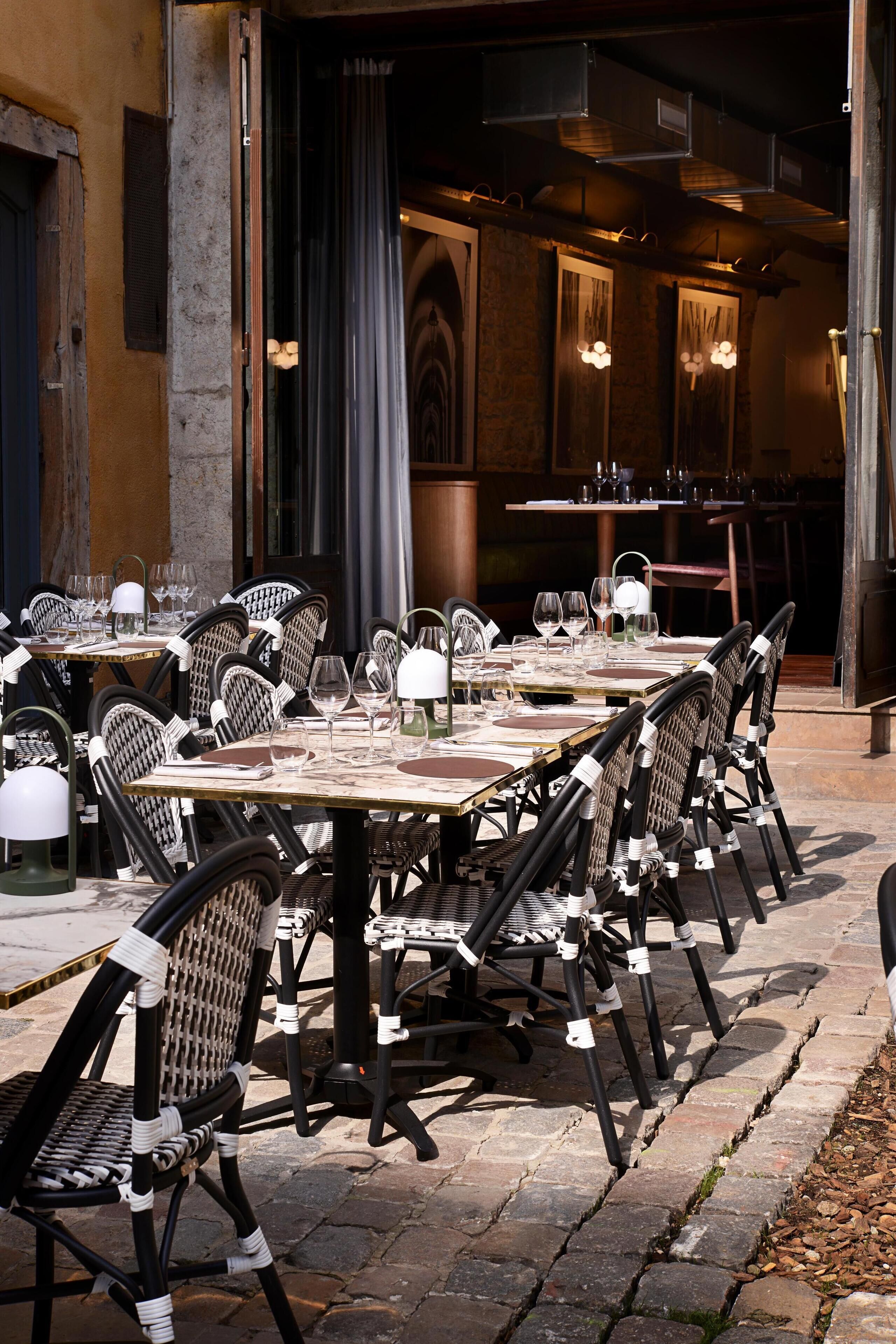 2 restaurants servant le déjeuner et le dîner